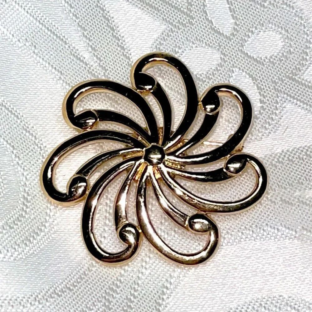 Vintage
Monet gold tone classic radial design brooch pin